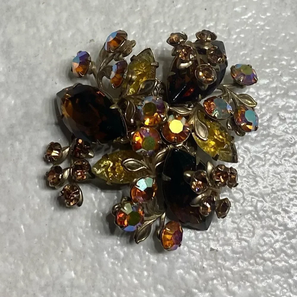VINTAGE 1960s brooch
